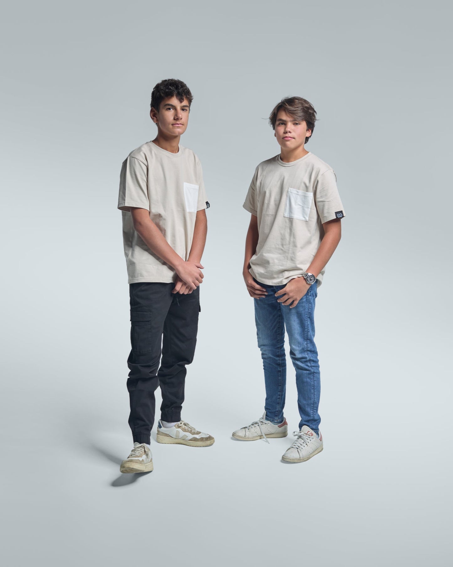 Camiseta crema oversize con bolsillo