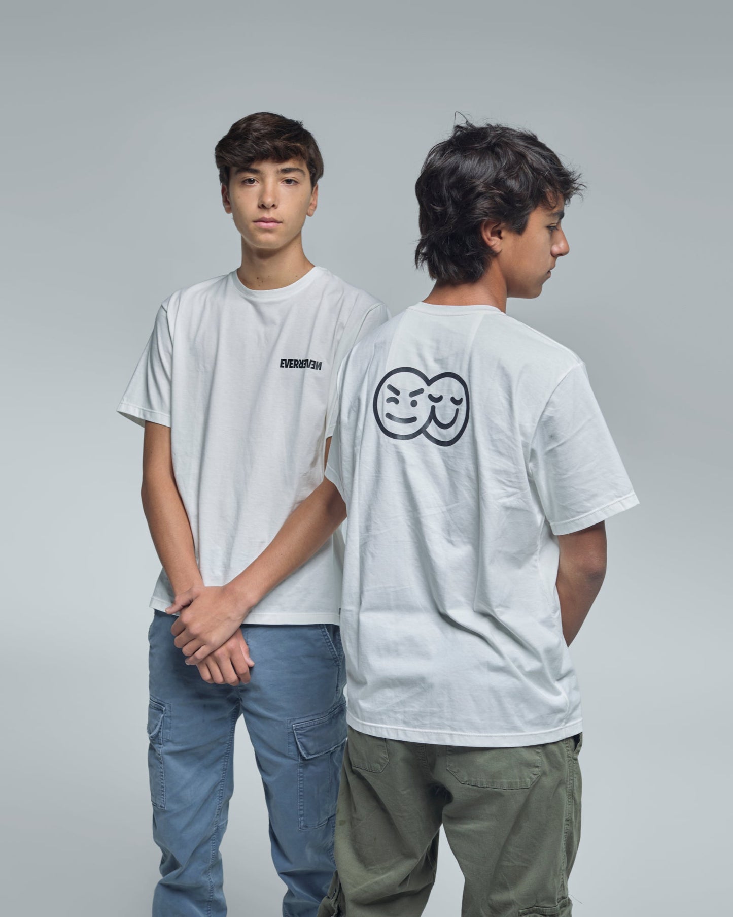 Camiseta blanca logo evernever y caritas atras