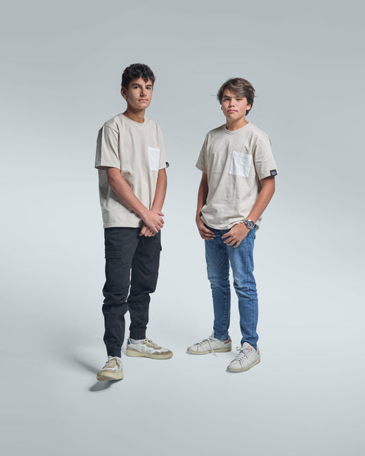 Camiseta crema oversize con bolsillo